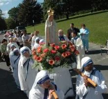 https://marianos.org/sites/default/files/field/image/044f_marian_week_procession_03.jpg