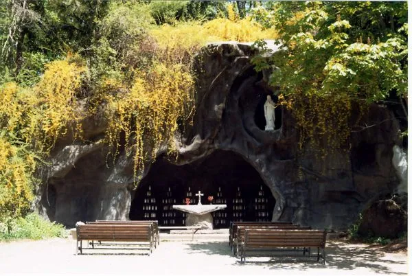 https://marianos.org/sites/default/files/field/image/01004114bs_lourdes_grotto01.jpg